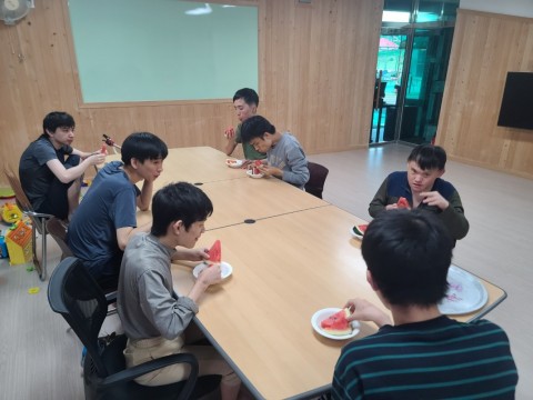 김남원 할머니 후원 수박, 과자